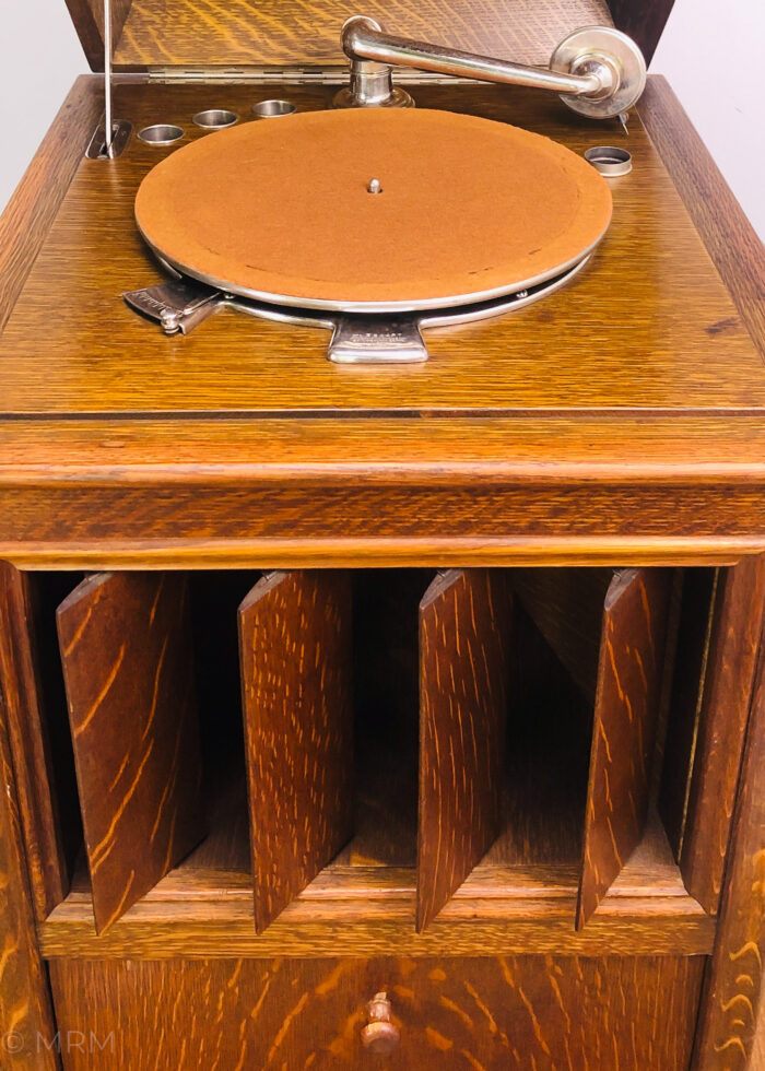 Columbia Grafonola “Mignonette” (Oak) Phonograph c.1917