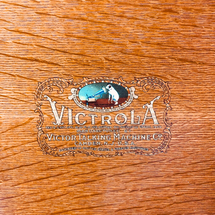 Victor Victrola VV-80 Oak@Maison Robert Minneapolis